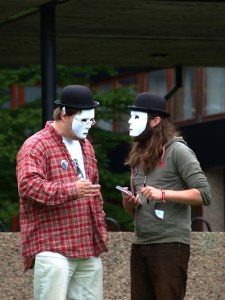 MASKEFALL: En laiv om forbyttet identitet. Norges første laiv uten roller (Blindern 2007).