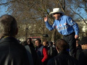 Den revolusjonære svenske laiveren Göran Sundblomqvist forsøker å få med seg tilfeldig forbipasserende på å organisere en væpnet milits under en oppsetning av "Folkmakt! Nu! Jävlar!" i Oslo høsten 2003.