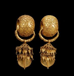 Earrings found in 1915 by Gyeongju. The diametre of the circle in the middle is 3,5 cm. Photo: National Museum of Korea/Wikimedia Commons/Creative Commons.